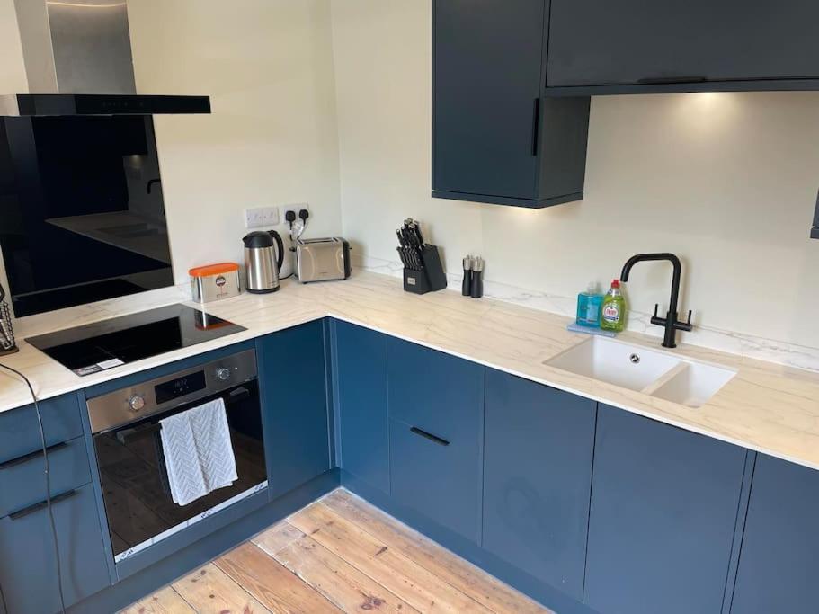 Stylish 1 Bedroom Flat In Heart Of Cowes คาวส์ ภายนอก รูปภาพ